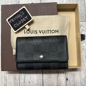 💯 Authentic Louis Vuitton Black and Gray Textured Leather + box and dustbag 🤍🖤
